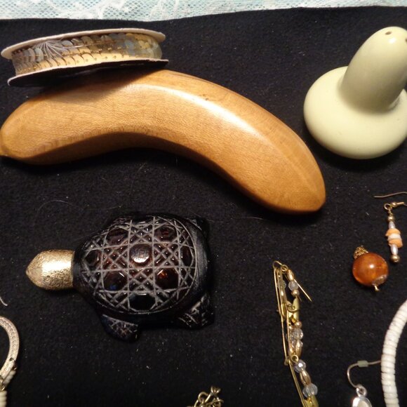 JUNK DRAWER VINTAGE SALT WOOD BANANNA BRADLEY COIN TURTLE JEWELRY PARTS ETC LOT - Picture 12 of 13